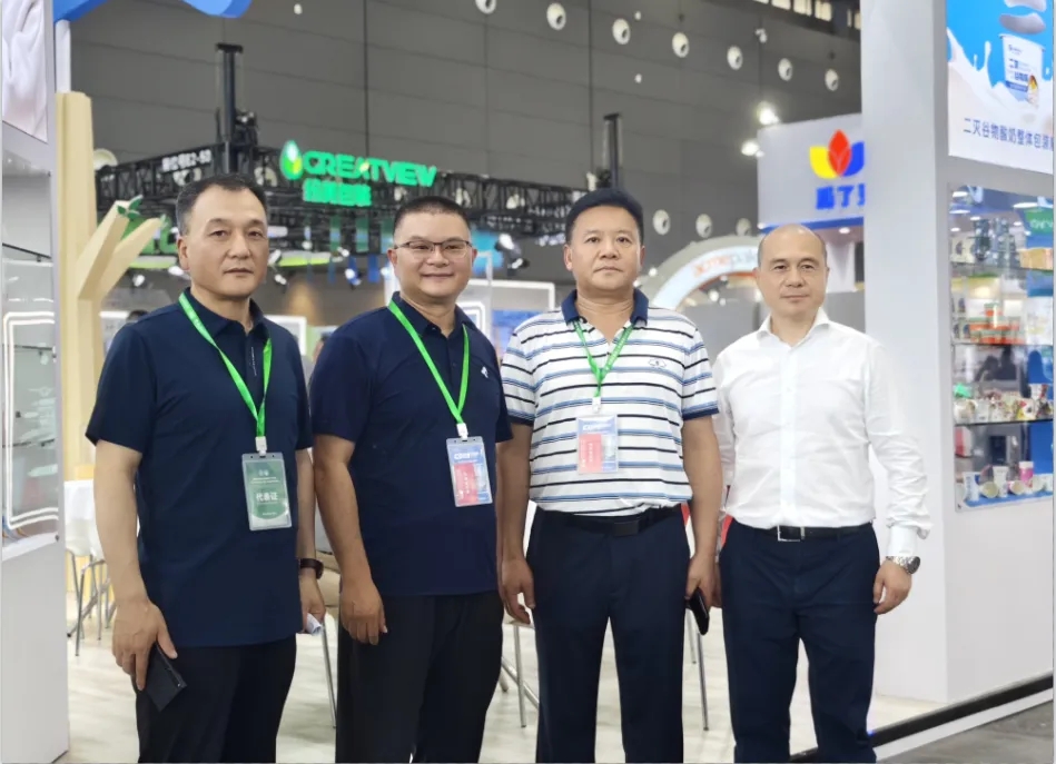 花花牛乳業(yè)集團(tuán)黨委書記、董事長(zhǎng)唐洪峰一行參加中國(guó)乳制品工業(yè)協(xié)會(huì)第三十次年會(huì)暨2024中國(guó)（國(guó)際）乳業(yè)技術(shù)博覽會(huì)