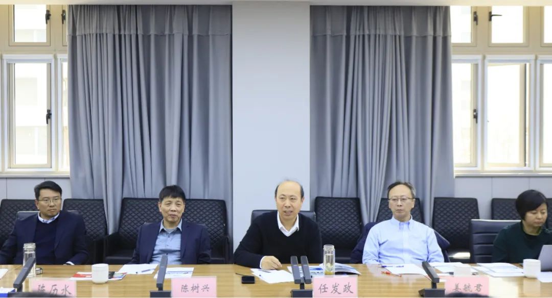 花花牛乳業(yè)集團(tuán)黨委書記、董事長唐洪峰一行赴中原食品實驗室同中國工程院院士、中原食品實驗室主任任發(fā)政座談交流