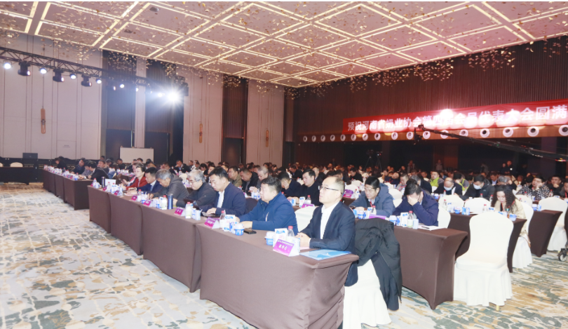 河南奶業(yè)發(fā)展啟航新征程——花花牛乳業(yè)集團(tuán)黨委書記、董事長(zhǎng)唐洪峰當(dāng)選河南省奶業(yè)協(xié)會(huì)會(huì)長(zhǎng)