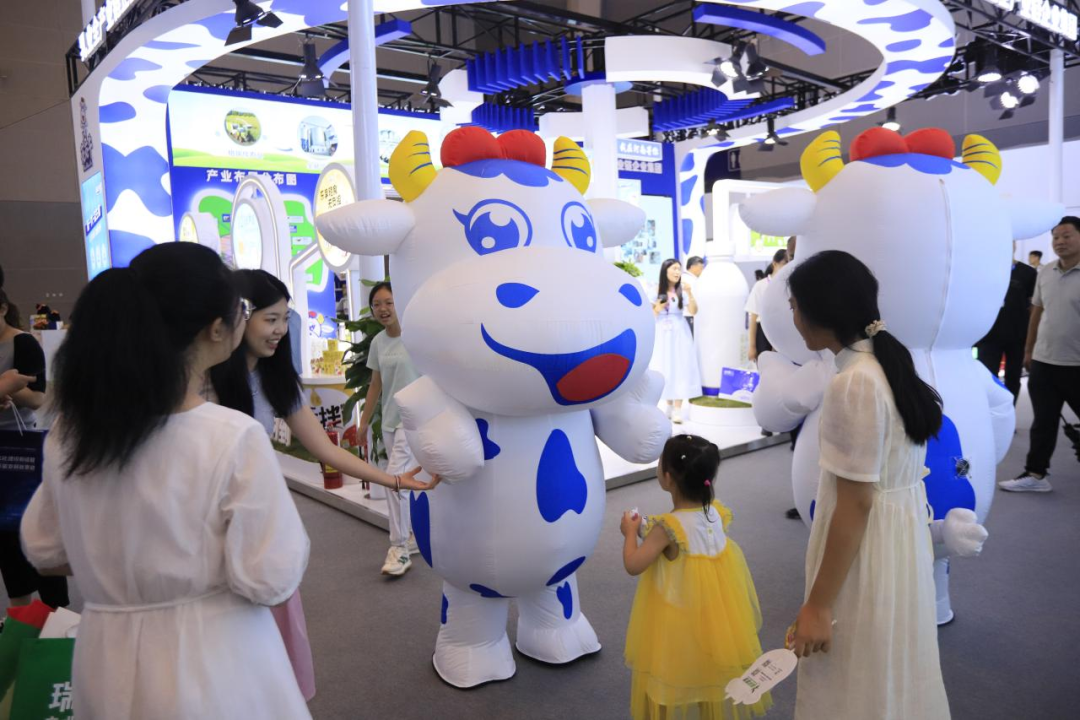 啟航新征程 點亮新賽道丨花花牛乳業(yè)集團(tuán)參加第十四屆中國奶業(yè)大會暨D20峰會，榮獲“中國乳制品生產(chǎn)企業(yè)現(xiàn)代化等級5A級”評定殊榮