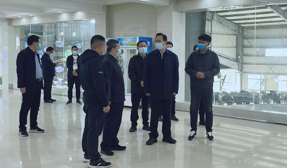 河南省人大常委會黨組書記、副主任孔昌生蒞臨花花牛魯山瑞亞牧場參觀調(diào)研