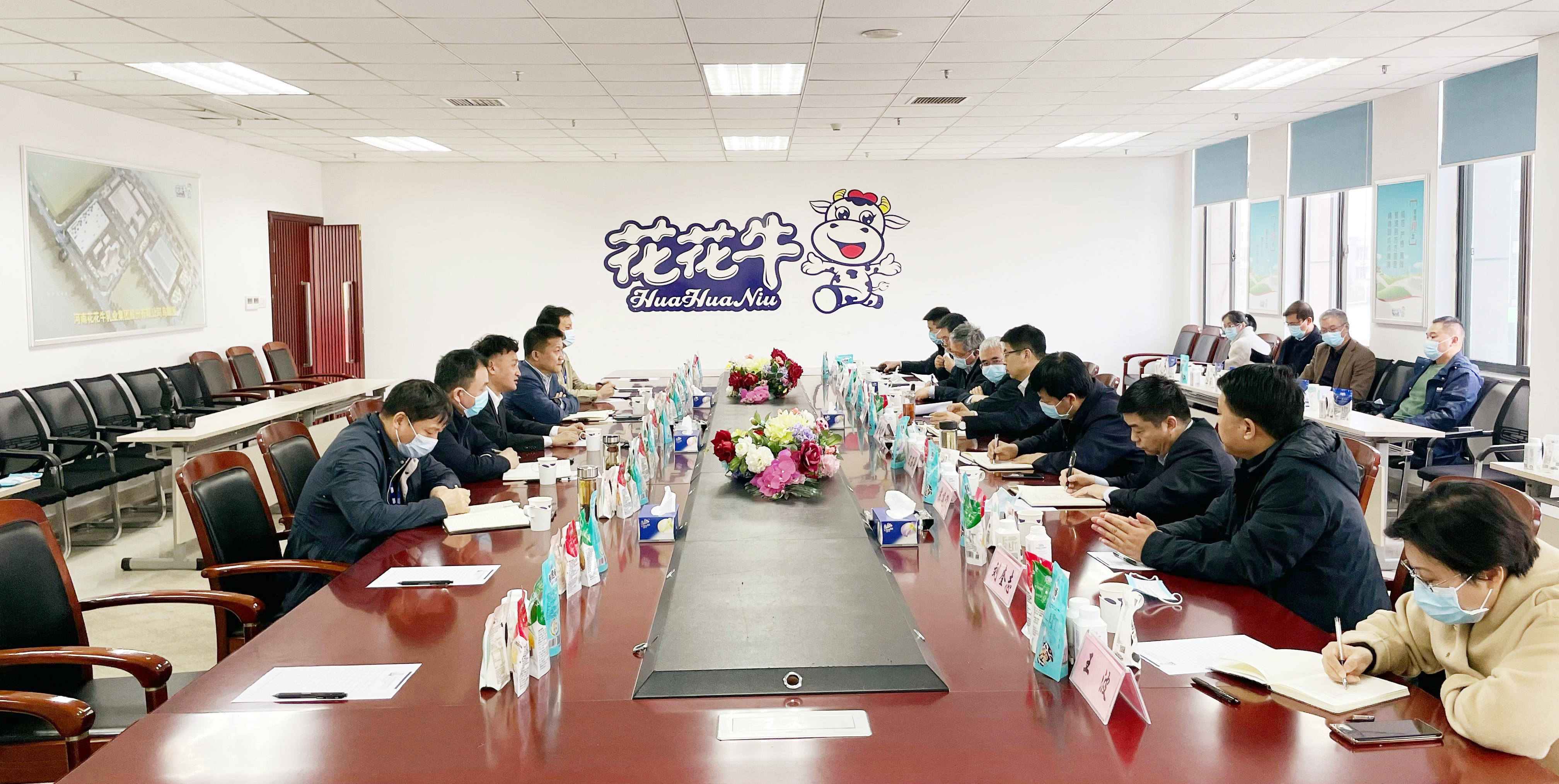 河南省委常委、副省長費東斌蒞臨 花花牛乳業(yè)集團調(diào)研