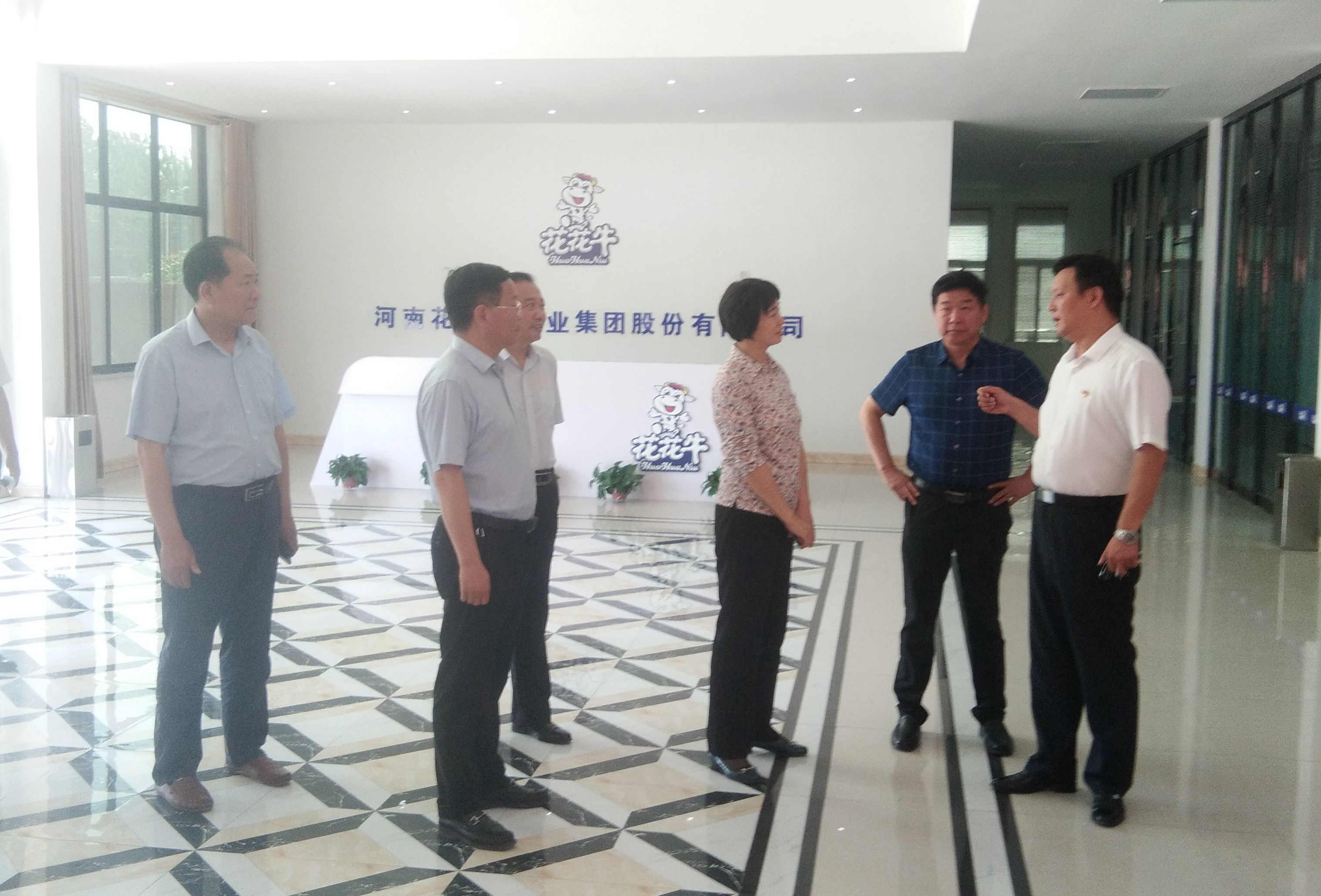 駐馬店市委常委、統(tǒng)戰(zhàn)部長姚新文 蒞臨花花牛乳業(yè)集團(tuán)總部調(diào)研