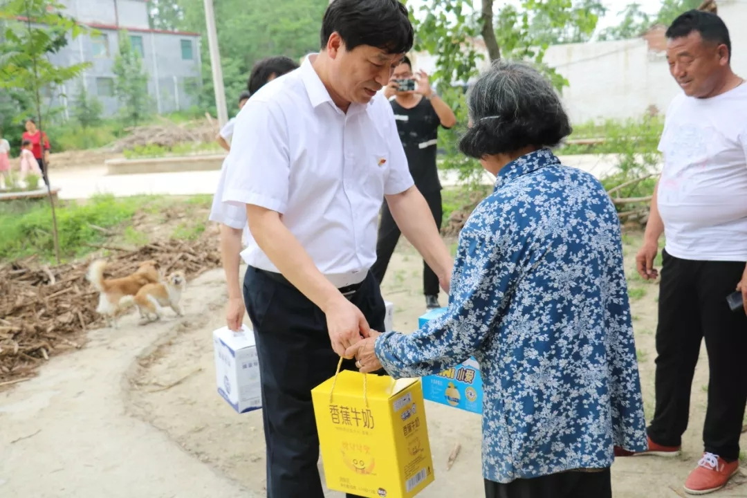 花花牛乳業(yè)集團走訪慰問貧困戶 結對幫扶暖人心