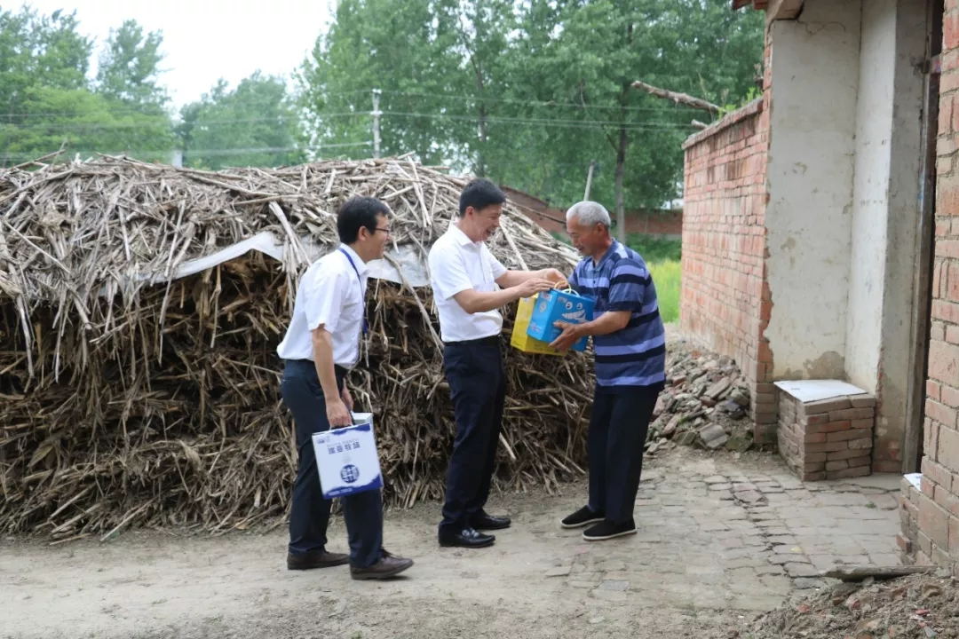 花花牛乳業(yè)集團走訪慰問貧困戶 結對幫扶暖人心
