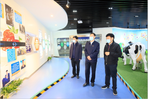 河南省委農(nóng)辦主任、農(nóng)業(yè)農(nóng)村廳廳長申延平一行調(diào)研河南花花牛乳業(yè)集團(tuán)