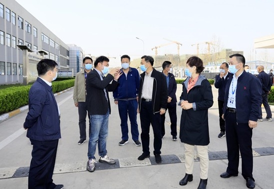 鄭州市人大副主任孫黎、市政府副市長李喜安一行 蒞臨花花牛開展“三送一強(qiáng)”活動(dòng)