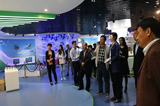 鄭州市二七區(qū)區(qū)委、統(tǒng)戰(zhàn)部部長(zhǎng)王玉紅蒞臨花花牛生物科技有限公司參觀指導(dǎo)