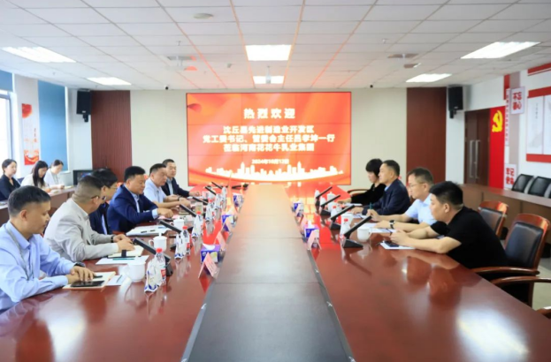 沈丘縣先進(jìn)制造業(yè)開發(fā)區(qū)黨工委書記呂孝坤、金絲猴食品有限公司董事長李旸等一行到訪河南花花牛乳業(yè)集團(tuán)