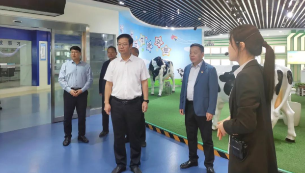鄭州市人民檢察院黨組書記、代檢察長張道偉一行蒞臨河南花花牛乳業(yè)集團(tuán)參觀調(diào)研