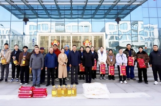 新春佳節(jié)暖人心 堅守一線顯擔(dān)當(dāng) ——河南農(nóng)業(yè)投資集團黨委委員、副總經(jīng)理兼花花牛乳業(yè)集團黨委書記、董事長張峰慰問花花牛乳業(yè)在崗員工